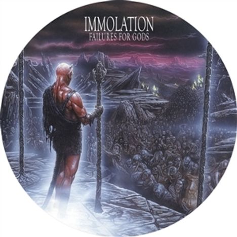 Text: "IMMOLATION FAILURES FOR GODS." Illustration: Ein muskulöser Mann mit Stab steht vor einer Menschenmenge in düsterer Landschaft.