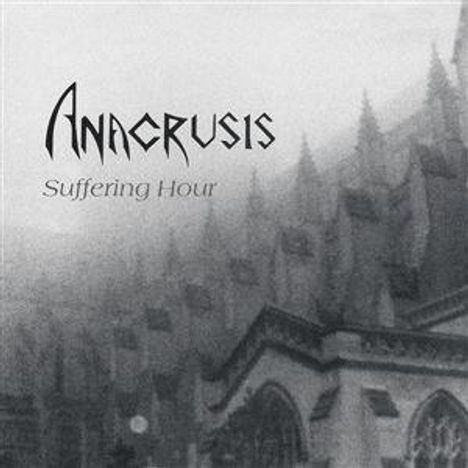 „Anacrusis“, „Suffering Hour“. Schwarz-weiß, gotische Architektur, nebelig.