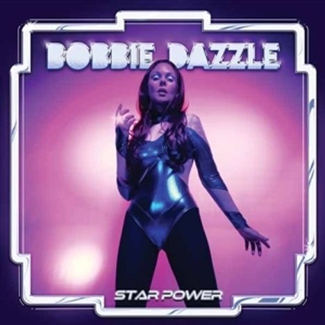 Text: „BOBBIE DAZZLE“ oben, „STAR POWER“ unten. Frau im glänzenden, futuristischen Outfit vor lila Hintergrund.