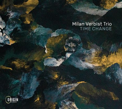 „Milan Verbist Trio TIME CHANGE“. Künstlerische, abstrakte Farben in Dunkelgrün, Gelb und Weiß. Logo „Origin Records“.