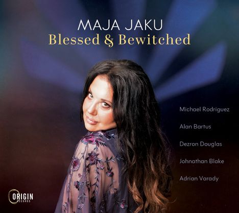 "Maja Jaku. Blessed & Bewitched. Michael Rodriguez, Alan Bartus, Dezron Douglas, Johnathan Blake, Adrian Varady." Maja blickt zurück.