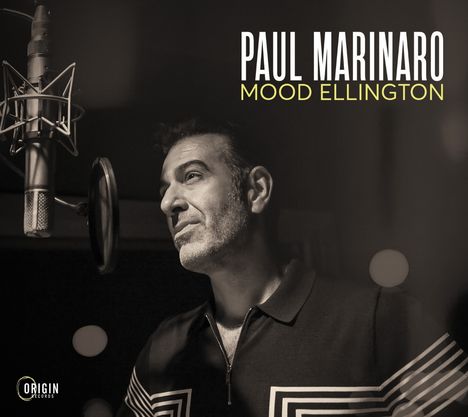"PAUL MARINARO MOOD ELLINGTON" in Weiß und Gelb. Ein Mann vor einem Mikrofon, zeigt entspanntes, fokussiertes Auftreten.
