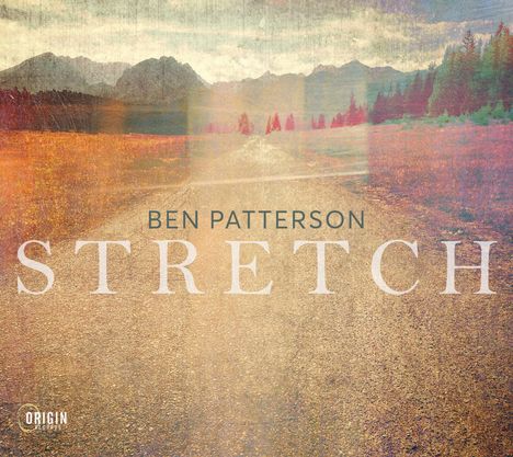 Die Worte "BEN PATTERSON STRETCH" in der Mitte. Ein rustikales Landschaftsbild mit Bergen und einem Feldweg.
