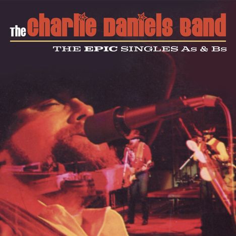 Text: "The Charlie Daniels Band. The Epic Singles As & Bs." Sänger mit Hut singt in ein Mikrofon, rot beleuchtete Bühne.