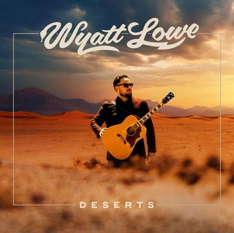 "Wyatt Lowe", "Deserts". Ein Mann steht mit Gitarre in einer Wüstenlandschaft, der Himmel ist dramatisch bewölkt.