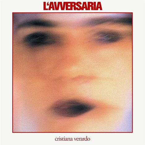 Text oben: "L'AVVERSARIA", unten: "cristiana verardo". Verschwommenes Gesicht in Rottönen.