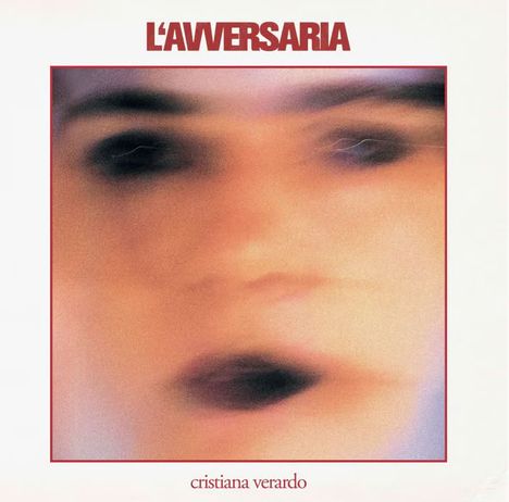 L’AVVERSARIA, cristiana verardo. Verschwommenes Gesicht mit betonten Augen und offenem Mund, pastellfarbenes Erscheinungsbild.