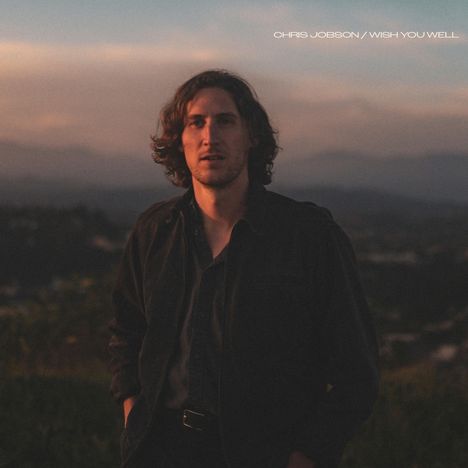Text: "CHRIS JOBSON / WISH YOU WELL". Ein Mann mit langen Haaren steht im Freien bei niedriger Abendsonne.