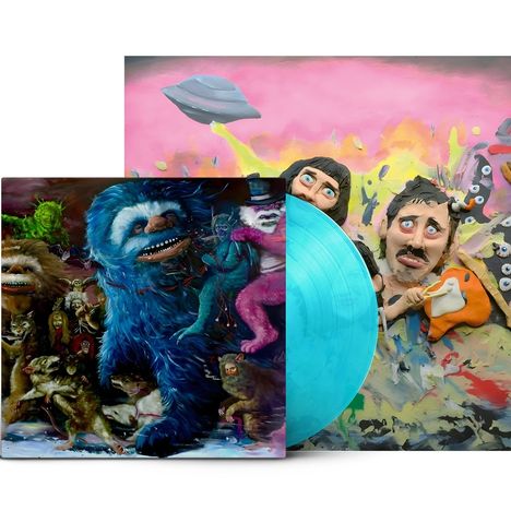 Fantastische Kreaturen und Skulpturen; farbenfroh mit einem blauen Vinyl und UFO vor pinkem Hintergrund.