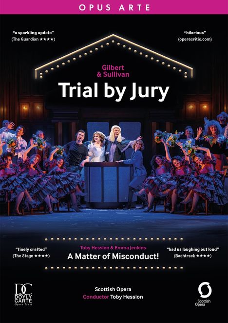 "Trial by Jury", eine lebhafte Szene mit Richtern und Tänzerinnen in leuchtenden Kostümen auf einer Bühne.