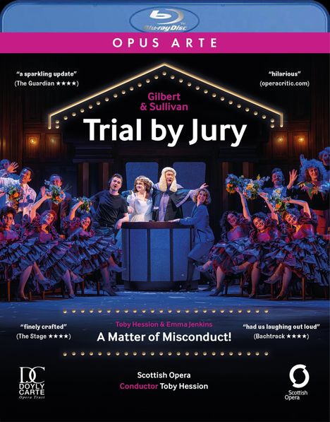 "Gilbert & Sullivan: Trial by Jury", "A Matter of Misconduct!", Scottish Opera, lebendige Bühnenaufführung mit bunten Kostümen.