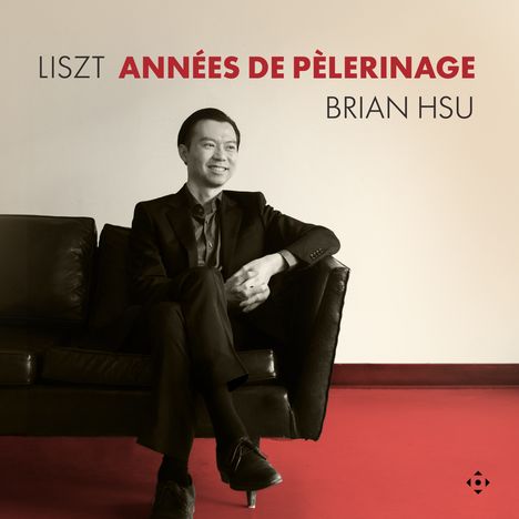 Texte: "LISZT ANNÉES DE PÈLERINAGE BRIAN HSU." Ein Mann in Anzug sitzt entspannt auf einem schwarzen Sofa.