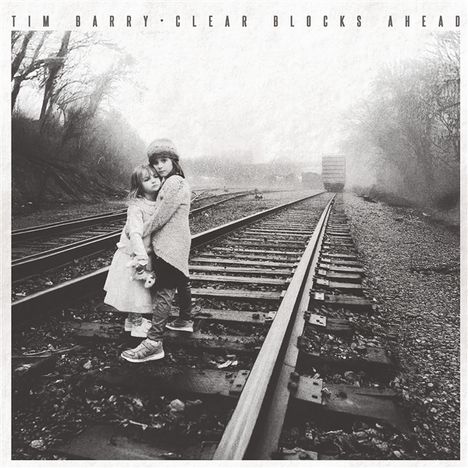 Tim Barry - Clear Blocks Ahead. Zwei Kinder stehen auf Bahngleisen, umarmend, in einer nebligen Landschaft.