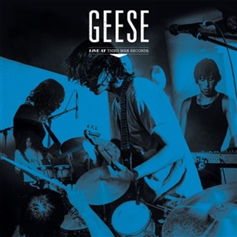 "Geese - Live at Third Man Records" in weißen Buchstaben; Musiker spielen energetisch auf einer Bühne, in Blautönen.