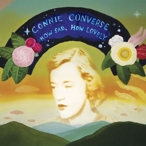 "CONNIE CONVERSE, HOW SAD, HOW LOVELY" in blauer Bogenform, darunter ein verblasstes Frauenporträt und Blumen.