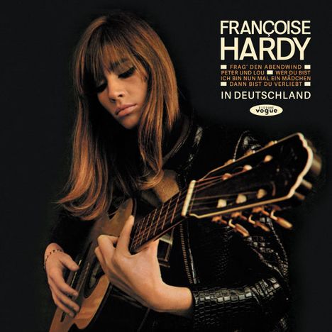 Texte: "FRANÇOISE HARDY", Songtitel, "IN DEUTSCHLAND". Frau spielt Gitarre, lange Haare, konzentrierter Ausdruck.