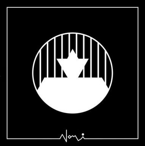 Text unten: "Nomi". Weiße geometrische Formen auf schwarzem Hintergrund, teils kreisförmig und gestreift.