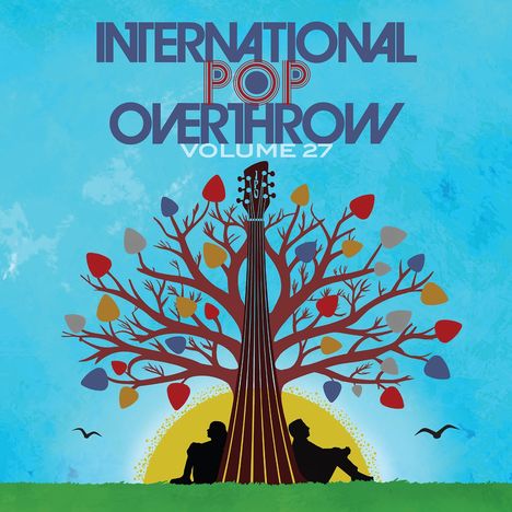 „INTERNATIONAL POP OVERTHROW VOLUME 27“ oben; Baum mit Gitarrenhals, Notenblätter als Blätter, Silhouetten sitzen.