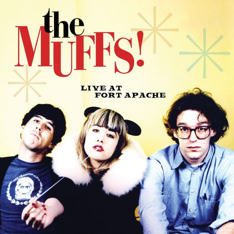 "The Muffs! Live at Fort Apache". Drei Personen vor gelbem Hintergrund, mittlere Person mit Ohrenschmuck. Vintage-Stil.