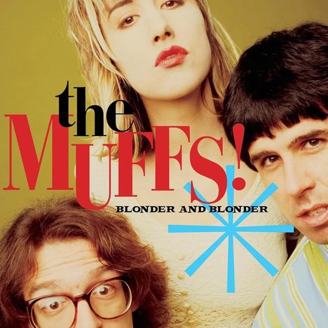 "The Muffs! Blonder and Blonder" in großen Buchstaben, drei Personen nah beieinander, ernst und direkt in die Kamera blickend.