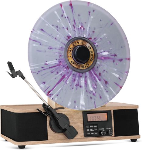 Auf einer Holzkonsole ist ein Plattenspieler mit purpur gesprenkelter Vinylscheibe, Text: "FUSE AUDIO".