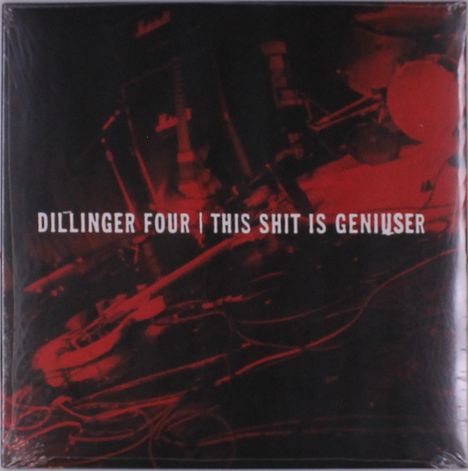 Text: "Dillinger Four | This Shit Is Genius". Eine dunkle Szene mit roten Tönen, Gitarren und Verstärkern im Hintergrund.
