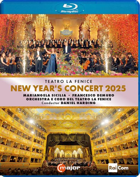 "TEATRO LA FENICE NEW YEAR'S CONCERT 2025" steht oben. Darunter dirigieren Musiker auf einer prunkvollen Bühne.