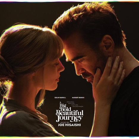 „A Big Bold Beautiful Journey“. Zwei Personen nah beieinander, berühren sanft ihre Gesichter. Stimmungsvoll beleuchtet.