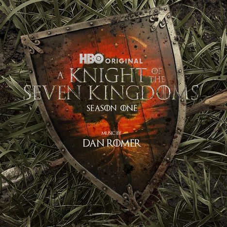 Text auf einem Schild: "HBO Original A Knight of the Seven Kingdoms Season One, Music by Dan Romer." Schild auf Gras.
