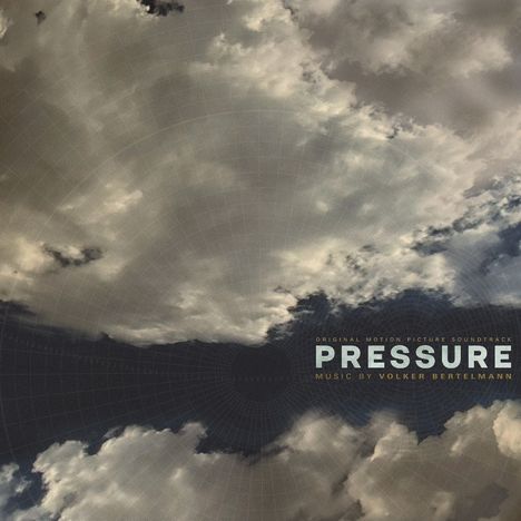 Text: "Original Motion Picture Soundtrack PRESSURE Music by Volker Bertelmann." Wolken am Himmel, Netzlinienmuster.