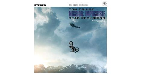 TOM CRUISE MISSION: IMPOSSIBLE DEAD RECKONING. Ein Mensch und Motorrad in der Luft vor dramatischem Himmel.