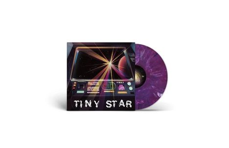 "TINY STAR" steht in auffälligen Buchstaben auf einem Albumcover mit Weltraumdesign. Ein lila Vinyl ist sichtbar.
