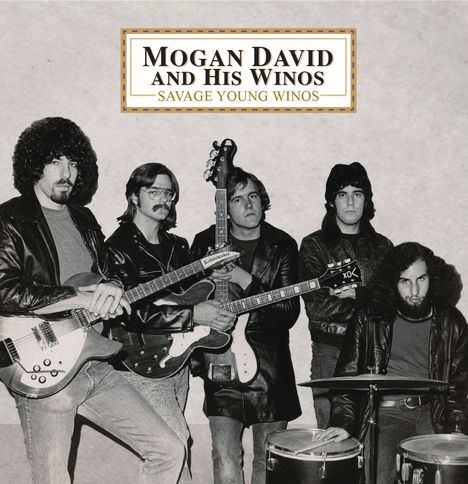 „Mogan David and His Winos, Savage Young Winos.“ Bandfoto mit fünf Musikern in Lederjacken, zwei mit Gitarren.