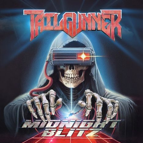 "TAILGUNNER", "MIDNIGHT BLITZ". Skelett mit Kapuze und VR-Brille, spielt auf einem futuristischen Keyboard.
