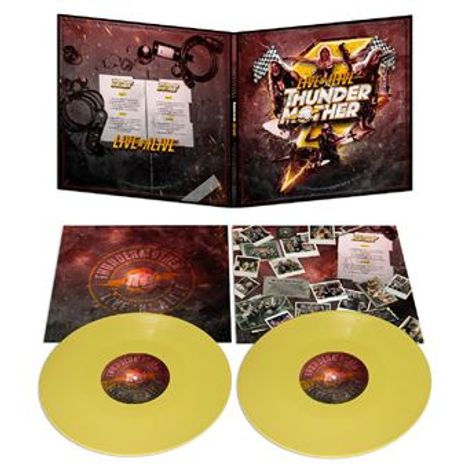 „Live & Alive“ und „Thundermother“ in großen Buchstaben. Rockmusikerinnen mit Instrumenten und karierten Flaggen.