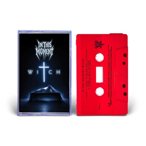 "IN THIS MOMENT WITCH", rotes Kassette-Design, Bild eines Tuches über einem Tisch, leuchtendes Kreuz darüber.