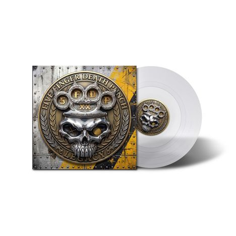 "FIVE FINGER DEATH PUNCH", "5FDP", "LEGACY" umrahmen einen metallischen Totenkopf und Knöchelring-Motiv auf einem Albumcover.