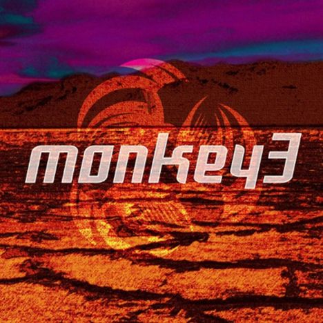"monkey3" vor roter Wüstenlandschaft und violettem Himmel, mit stilisierten Mustern im Hintergrund.