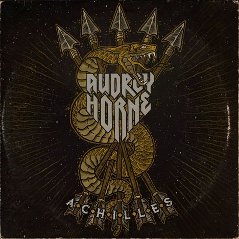 Text: „AUDREY HORNE ACHILLES“. Illustration: Eine Schlange windet sich um sieben Speere auf einem dunklen Hintergrund.