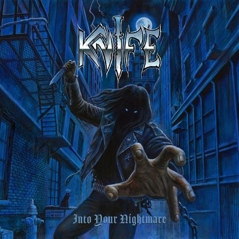 „KNIFE“ und „Into Your Nightmare“. Dunkle Gestalt in einer Gasse, mit Blitz und Vollmond im Hintergrund.