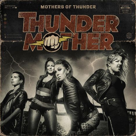 Der Text "Mothers of Thunder" und "Thundermother" prangt über vier Frauen in Lederjacken. Eine Faust mit Blitz ist integriert.