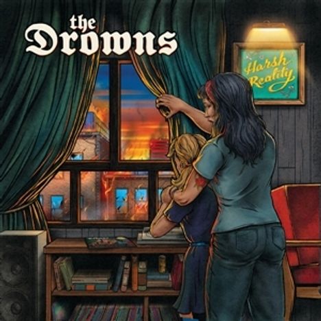 „The Drowns“ und „Harsh Reality“. Eine Illustration zeigt zwei Personen, die ein brennendes Haus durch ein Fenster betrachten.