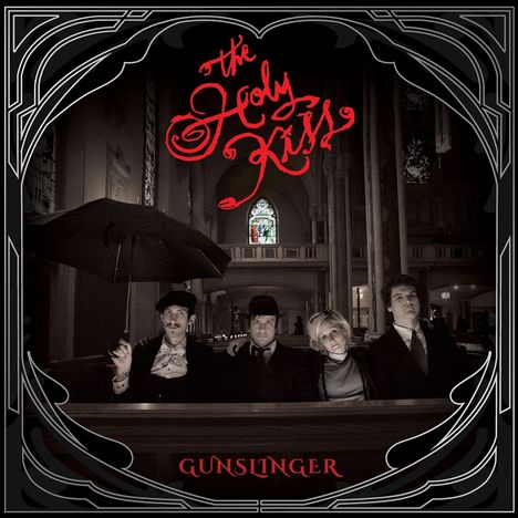 In roter Schrift steht „the Holy Kiss“ und „Gunslinger“. Vier Personen sitzen in einer Kirche, eine hält einen Regenschirm.