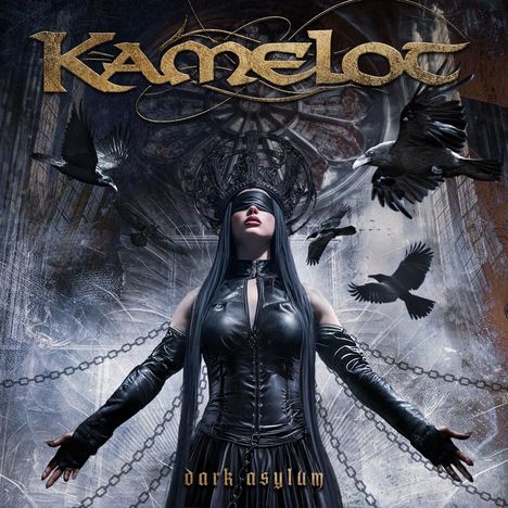 „Kamelot“ in goldener Schrift, darunter „dark asylum.“ Eine Frau in Leder mit Krone und verbundenen Augen, umgeben von Krähen.