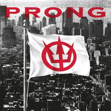 Text: "PRONG". Eine weiße Fahne mit rotem Symbol weht vor einer städtischen Skyline in Grautönen.