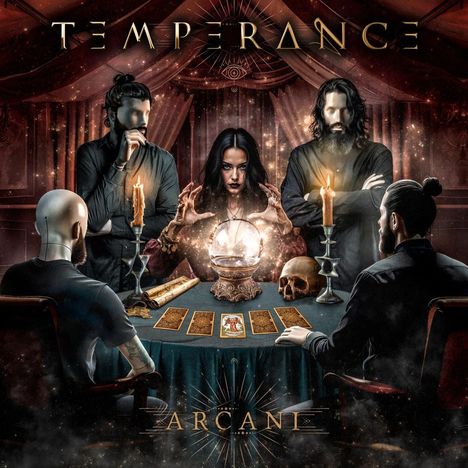 Oben steht "TEMPERANCE", unten "ARCANI". Vier Personen umgeben eine Kristallkugel und Tarotkarten. Mystische Atmosphäre.