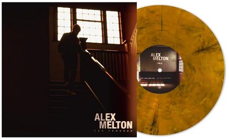 „ALEX MELTON, THE PROCESS, SIDE A“ auf Schallplatte. Silhouette auf Treppe vor hellem Fenster, gelbe Marmorierung.