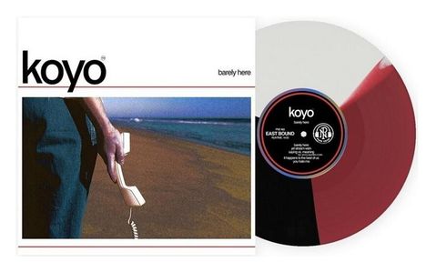 "Links: 'koyo', 'barely here'. Bild eines Gehwegs am Strand mit Telefonhörer. Rechts: Schallplatte in Rot-Schwarz."