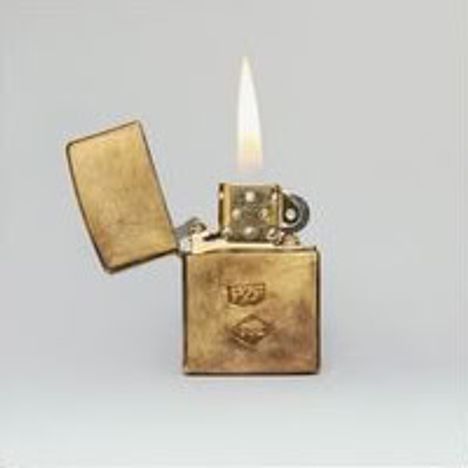 Ein bronzefarbener, geöffneter Feuerzeug, aus dem eine Flamme brennt. Rechteckige Form mit klappbarem Deckel.