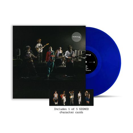 „Includes 1 of 5 SIGNED character cards.“ Fünf Musiker spielen auf einer Bühne, daneben eine blaue Schallplatte.